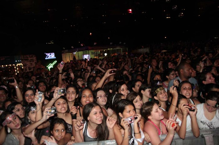 Uma multidão se reuniu neste sábado (29), no Espaço das Américas, em São Paulo, para ver os artistas do festival Nocapricho, organizado pela revista