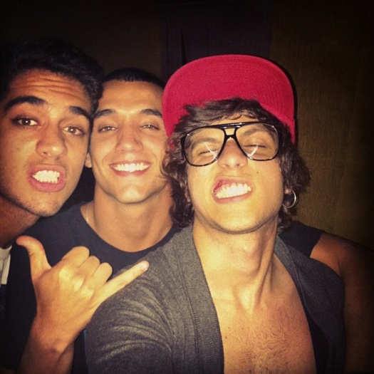 Chay e o Miguel Rômulo capricharam no sorriso na hora da foto. Já o ator Fábio Correia, o Binho em Rebelde, preferiu ficar de boa e é o mais bonito na foto...