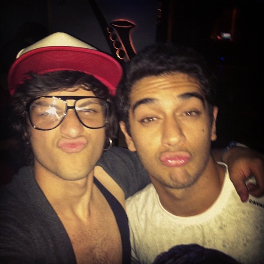 Quem está ao lado de Chay não pode ficar normal. Olha Só a cara do ator Miguel Rômulo!