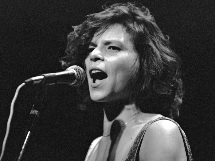Com sua voz poderosa e estilo controverso, Cássia Eller conquistou o Brasil. No dia 29 de dezembro de 2001, a cantora faleceu em decorrência de um infarto
