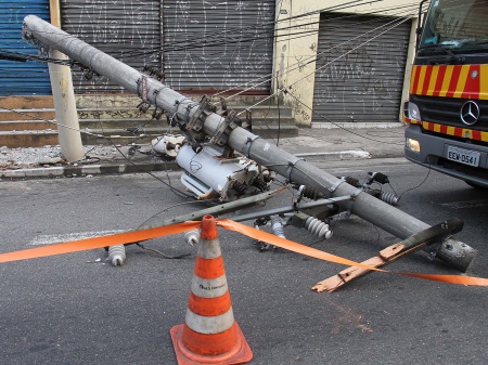 poste-cai-acidente-hg
