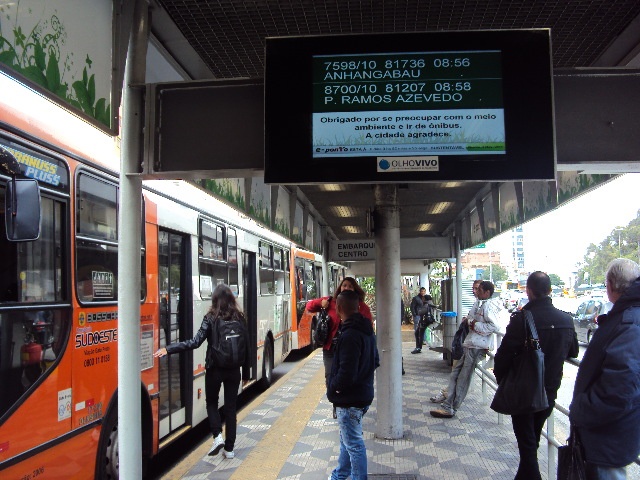 A SPtrans inaugurou nesta quinta-feira (3) o primeiro ponto de ônibus ecológico do país. A plataforma foi instalada no cruzamento da avenida Paulista com a...