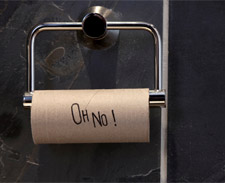 Irritado, homem destrói hotel por um simples pedaço de papel higiênico