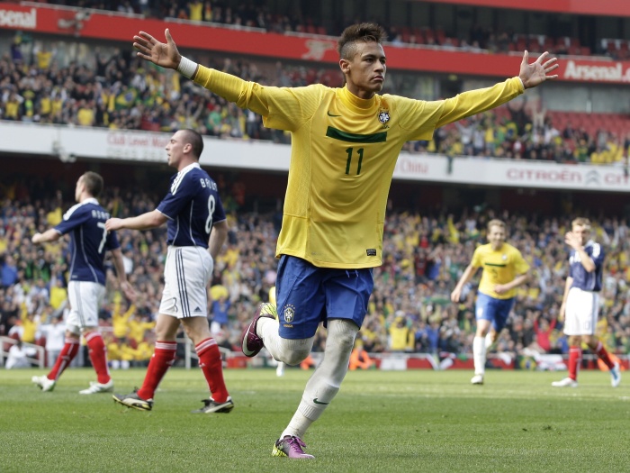 O segundo desafio de 2011 foi a Escócia, em 27 de março, no Emirates Stadium, em Londres. O triunfo por 2 a 0 deveu-se principalmete à volta de Neymar ao t...