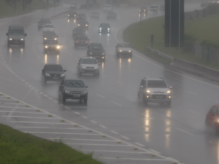 No fim do feriad&atilde;o, 318 mil motoristas j&aacute; sa&iacute;ram do litoral e ...