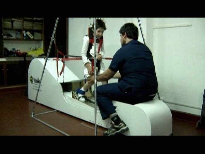 Menino de sete anos aprende a andar com máquina criada pelo pai Menino-aparelho-tl