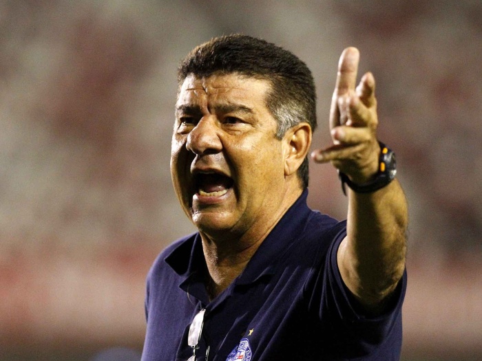 Após a saída de Cuca, o Cruzeiro trouxe Joel Santana para seu lugar. "Papai Joel" conseguiu bons resultados, mas uma série de tropeços custaram seu cargo