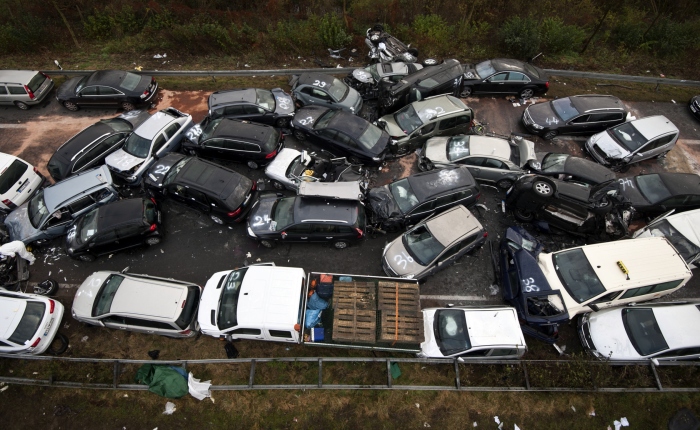 Três pessoas morreram e 35 ficaram feridas em um grande acidente na estrada A31, perto de Gronau, no noroeste da Alemanha. O engavetamento envolveu 52 veíc...