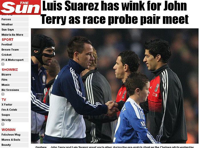 John Terry, zagueiro do Chelsea e da Inglaterra, foi acusado de ter feito ofensas raciais a Anton Ferdinand, irmão do zagueiro Rio Ferdinand, durante uma partida. Já Luis Suárez, do Uruguai e do Liverpool, teria feito a mesma coisa com o lateral francês Evra, do Manchester United. Neste domingo (20), os dois se enfrentaram pelo Campeonato Inglês e acabaram se cumprimentando com uma "piscadinha". (Reprodução/The Sun) racismo