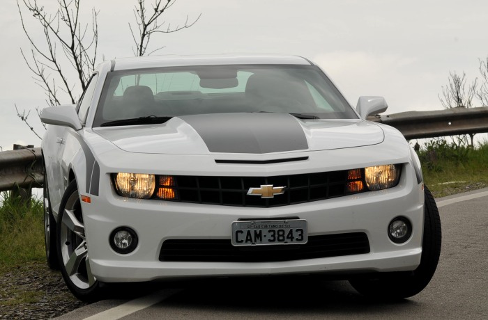Mujica/R7 É, Chevrolet Camaro SS, mais uma vez nos encontramos. Da outra vez, você era amarelo e eu tinha um pouco mais de cabelo. Naquela época, você ainda não enfr...