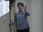Dilma fica na ponta do pé para receber parabéns de "fãs". Veja as imagens
