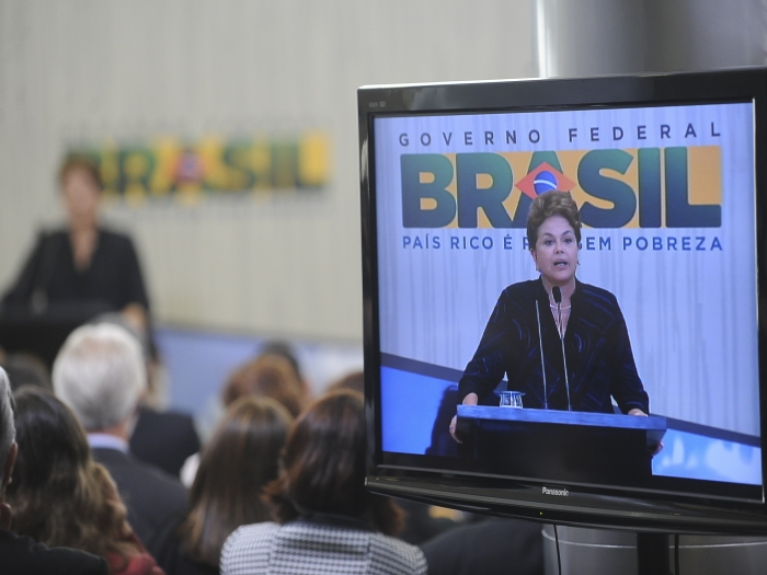 * Rigidez contra corrupção marca primeiro ano de Dilma, mas escândalos ofuscam programas.