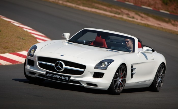 Um pássaro sem asas não consegue voar, certo? Errado. Pelo menos no caso do Mercedes-Benz SLS AMG Roadster, que acaba de desembarcar no Brasil por R$ 952 m...