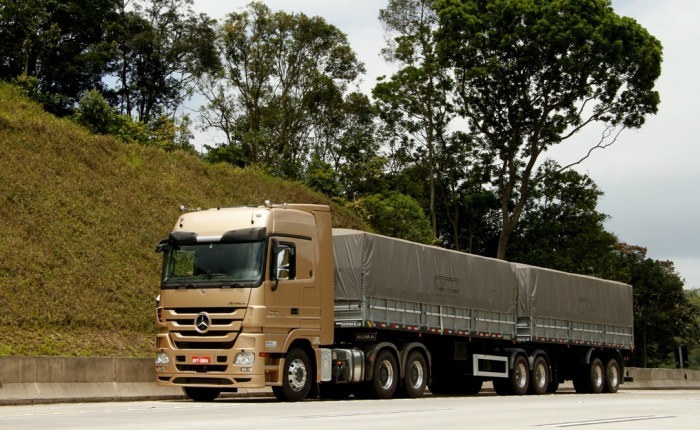 Esqueça o motorista suado, o cheiro de diesel e o barulhão do motor: os caminhões modernos têm recursos que deixam muito carro de luxo no chinelo. Foi isso...