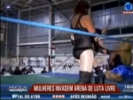 Mulheres invadem arena de luta livre