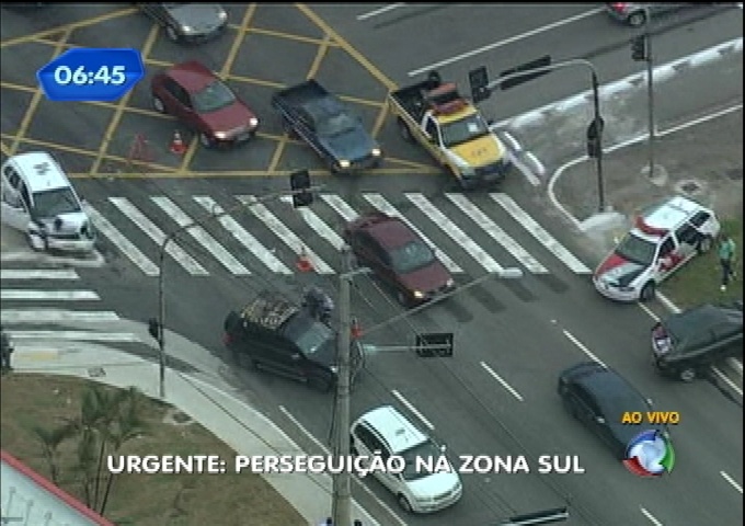 Bandidos percorreram quilômetros da cidade em fuga; eles atiraram contra motoristas (Reprodução/Rede Record) perseguição