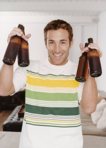 Quer arrasar no fim de semana? Aprenda a preparar cerveja em casa