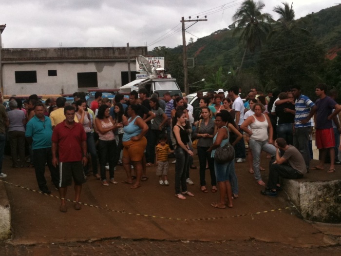 Clima foi de comoção durante velório em igreja (André Paino / R7) velorio-700x525