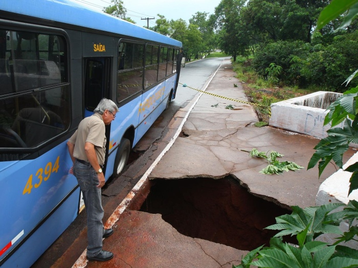 (Weber Sian/A Cidade/AE) buraco-ribeirão-700x525-20120116