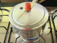 Prepare arroz integral na panela de pressão em 15 min