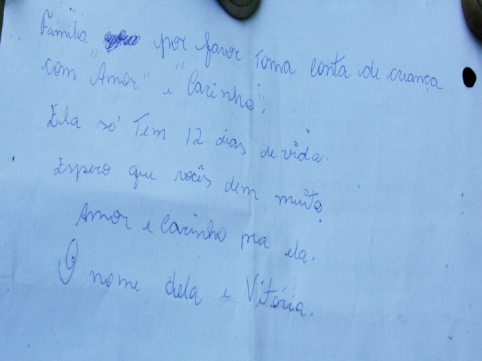Mãe pede para família que adotar bebê cuidar dele com amor e carinho (Severino da Silva / Ag. O Dia) Bilhete