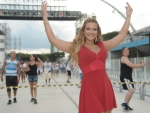 Geisy Arruda samba e deixa bumbum à mostra