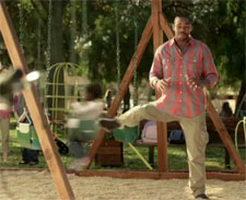 Jon Jones mostra carisma até quando chuta a filha em comercial. Veja