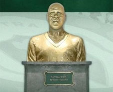 Homenagem? Verdão desfigura Marcos em busto de ex-goleiro