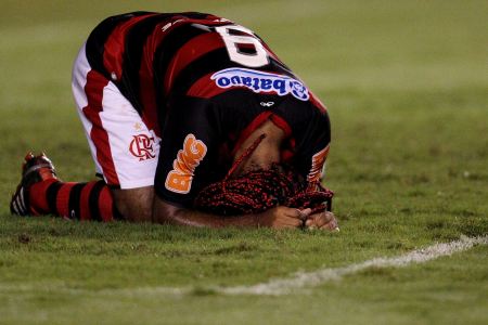 Vagner Love destoa em ataque inoperante e 'exige gol' dos parceiros