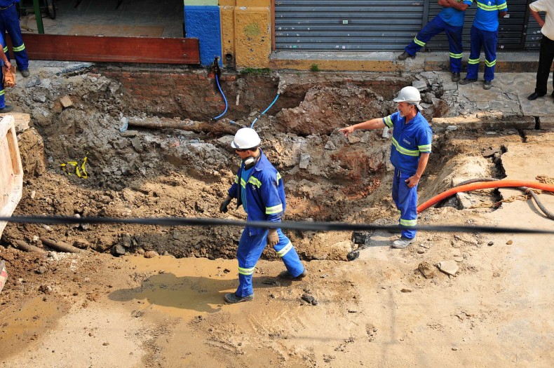 Sabesp conserta adutora no centro