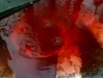 Bueiro cospe sangue <br>e assusta população