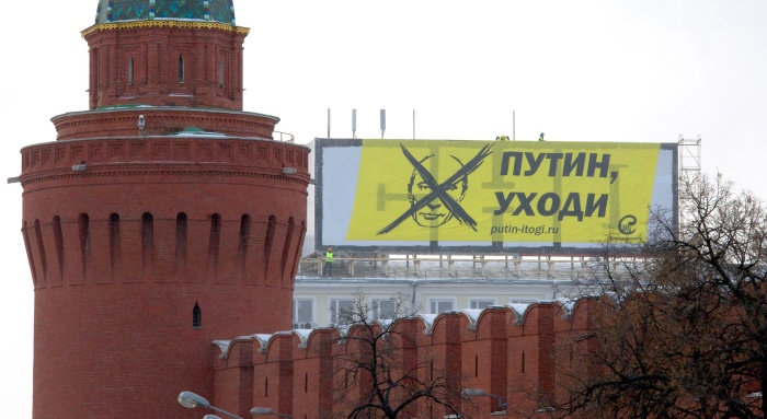 " Putin, v&aacute; embora", pede faixa colocada em frente ao Kremlin ...