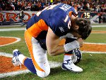 Imitar Tebow vira mania mundial