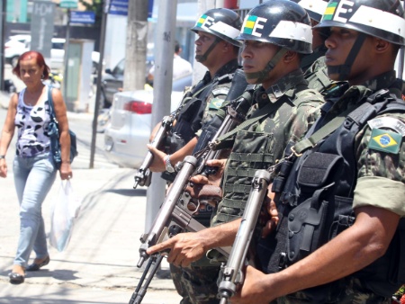 policiais