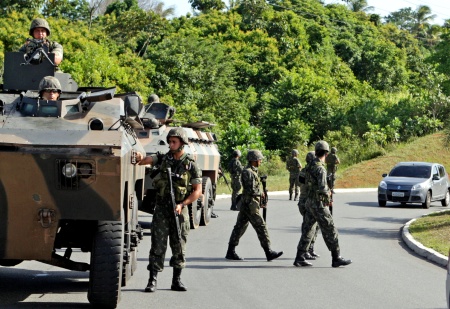 Carros blindados da Força Nacional chegam a Salvador (Ernesto Rodrigues/Agência Estado) Exército Bahia Greve