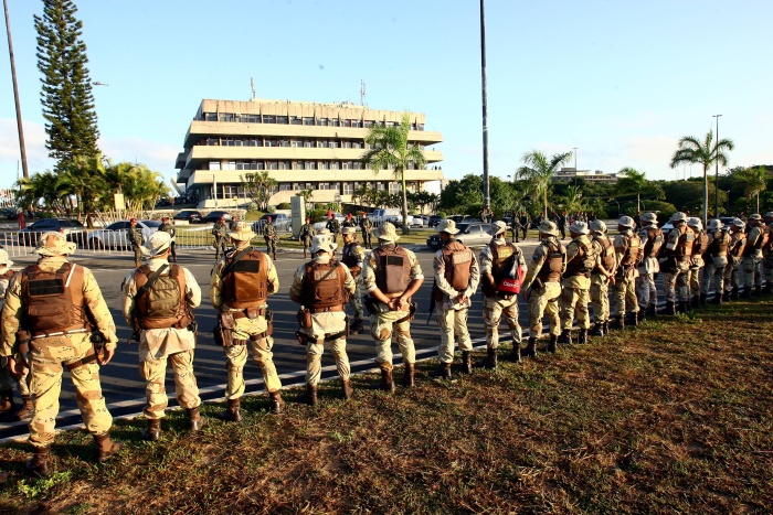 Cerca de 600 homens cercam a Assembleia Legislativa, onde policiais militares grevistas estão acampados (Fernando Amorim/Agência A Tarde/AE) salvador greve