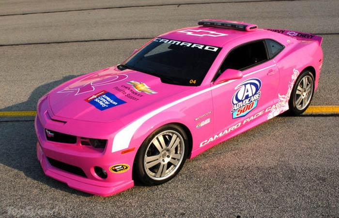 A Chevrolet americana entrou de alma na campanha de prevenção do câncer de mama nos EUA. Além de doar mais de R$ 1,5 milhão (US$ 917 mil) à causa, a montadora revestiu um esportivo Camaro totalmente de cor-de-rosa, cor símbolo da campanha. O carrão foi usado como Pace Car (carro de segurança) em duas corridas da tradicional categoria Nascar (a Stock Car americana). A cada volta que ele entrava na pista - para diminuir o ritmo da corrida (em caso de acidentes e quebras) -, a Chevrolet doava mais R$ 340 (US$ 200). No total, o Camaro cor-de-rosa rendeu mais US$ 30 mil para os cofres da Sociedade Americana de Combate ao Câncer de Mama. Uma bela iniciativa (Divulgação) camaro-rosa-g-20120206