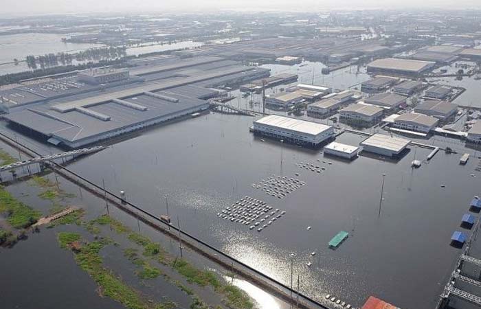 ... mais de 1.000 carros ficaram submersos, após uma tempestade no final de novembro...