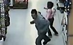 Câmeras flagram ataque a criança nos EUA