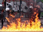 Protestos fazem centro de Atenas pegar fogo