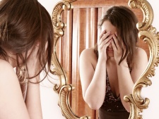 Getty Images Olhar muito no espelho pode causar depressão, revela estudo inglês