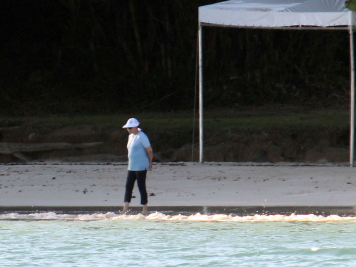 dilma molha os pés na praia de Aratu