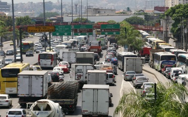 Paulo Alvadia/Agência O Dia Motorista enfrenta tráfego intenso nas principais estradas do Rio