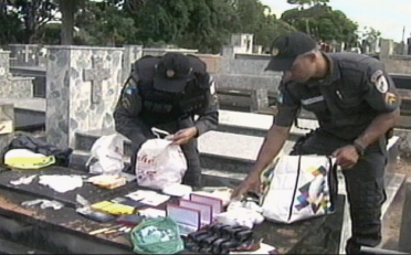 Reprodução Rede Record PM encontra drogas dentro de túmulos de cemitério em Campos