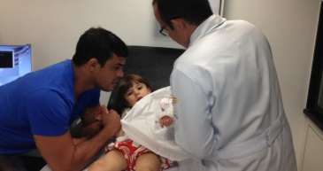Vitor Belfort leva filha "guerreira" para engessar braço quebrado