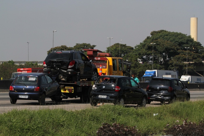 Engavetamento de carros deixa feridos na Dutra São Paulo R7