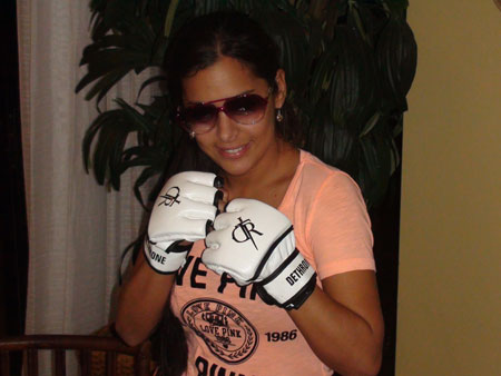 larissa-riquelme-mma-310312-450x338-div