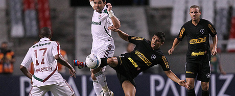 Botafogo cede empate ao Flu em clássico nervoso e perde a liderança