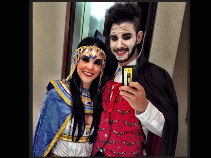 Fantasiado de Drácula, Gusttavo Lima tira foto ao lado da assistente de palco Rafinha Viscardi (Reprodução/ Instagram) gusttavo drácula