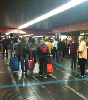 Falha em sistema de tra&ccedil;&atilde;o de trem interrompe circula&ccedil;&atilde;o na linha ...